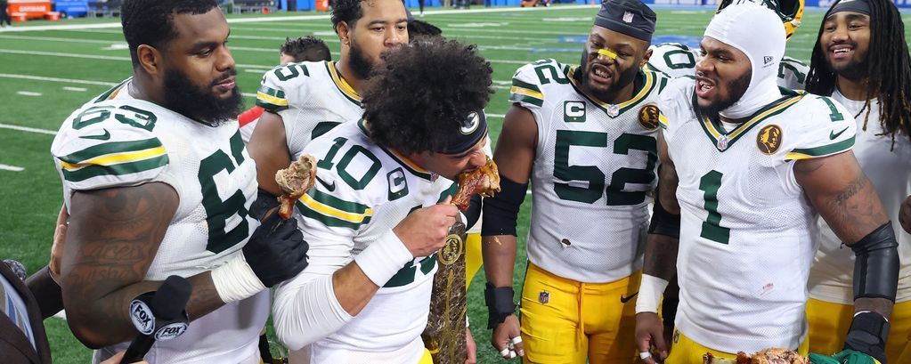 Thanksgiving Love: Pack QB tosses 4 TDs in win