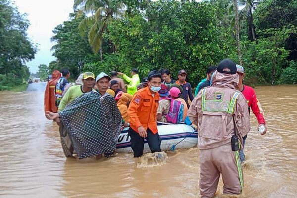 More than 400 killed in Indonesia flooding, officials say