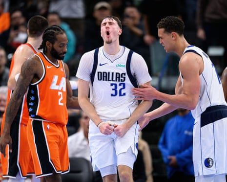 Mavs' Flagg leaps LeBron as youngest to score 35