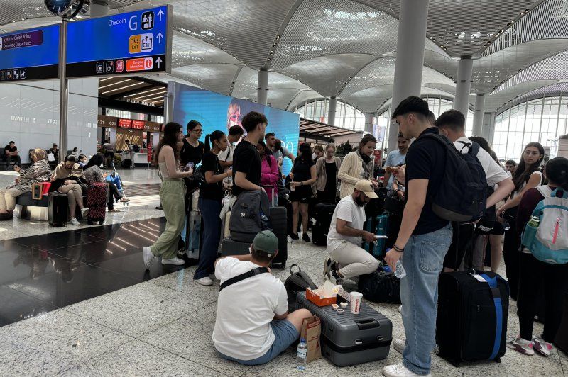 Disruption as flights resume at Edinburgh Airport after outage