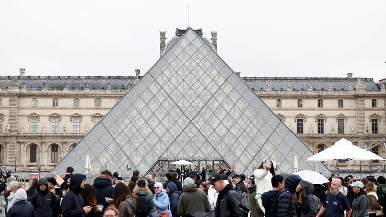 Water leak in Louvre damages hundreds of books 